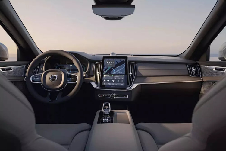 Màn hình này đã được tăng kích thước từ 9 inch lên 11,2 inch, tương tự Volvo EX30 và EX90. Màn hình này vẫn được thiết kế dọc như trước nhưng có mật độ điểm ảnh cao hơn và thời gian phản ứng nhanh hơn. Cũng như các mẫu xe Volvo khác, màn hình này vận hành dựa trên Google.