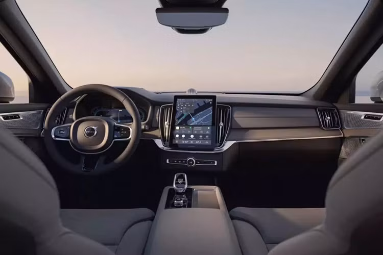 Màn hình này đã được tăng kích thước từ 9 inch lên 11,2 inch, tương tự Volvo EX30 và EX90. Màn hình này vẫn được thiết kế dọc như trước nhưng có mật độ điểm ảnh cao hơn và thời gian phản ứng nhanh hơn. Cũng như các mẫu xe Volvo khác, màn hình này vận hành dựa trên Google.
