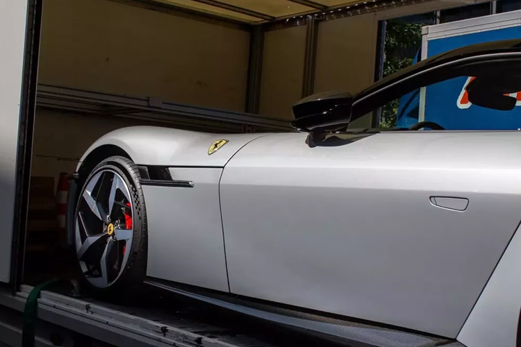 Xe có đánh lái 4 bánh. Thú vị của mẫu xe này nằm dưới nắp capô, nơi chiếc siêu xe Ferrari 12Cilindri sẽ không có thêm máy điện nào, mà chỉ sử dụng duy nhất một động cơ xăng V12, dung tích 6.5 lít, hút khí tự nhiên, với công suất lên đến 819 mã lực, và điểm ấn tượng là vòng tua máy cao nhất của xe đến 9.500 vòng/phút.