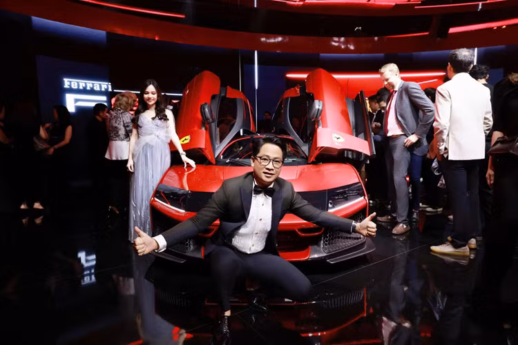 Dù chưa tiết lộ đó là mẫu xe Ferrari nào nhưng rất có thể sẽ là chiếc SUV Purosangue hoặc một chiếc siêu xe tiếp đó là dòng xe 12Cilindri rất hot. Hiện trong bộ sưu tập xe của đại gia Hải Dương này có Ferrari 488 Pista Spider và Ferrari SF90 Stradale.