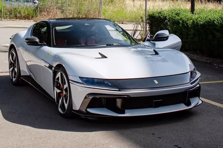 Ferrari 12Cilindri có bánh xe 21 inch ở phía trước và phía sau. Lốp xe là loại Michelin Pilot Sport S5 hoặc Goodyear Eagle F1 Supersport. Hệ thống phanh gồm (398 mm/phía trước) và (360 mm/phía sau) và được vận hành bằng lệnh điện tử "phanh bằng dây".