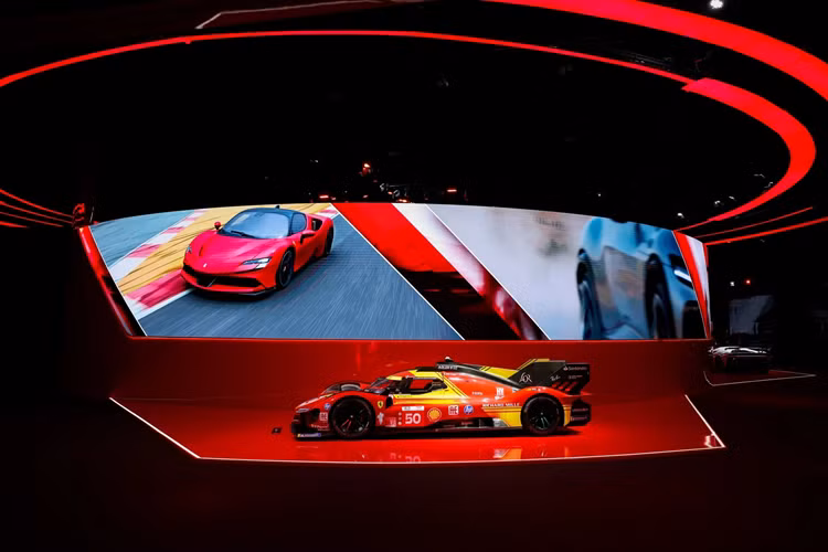 Thiết kế của siêu xe Ferrari 12Cilindri là sự tri ân của Ferrari 365 GTB/4 Daytona với dải màu đen trên mui xe không thể tháo rời hoặc thay đổi bằng màu khác vì ý muốn của nhà thiết kế. Nội thất được lấy cảm hứng từ Purosangue và Roma và là phân khúc xe đầu tiên không có đồng hồ đo analog.