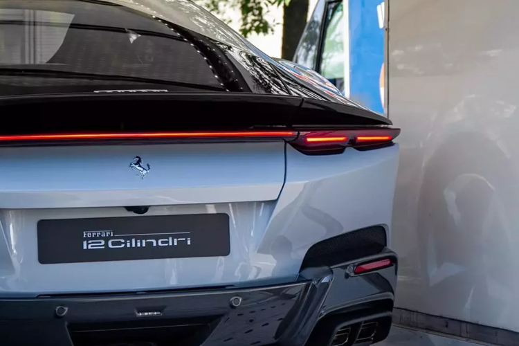 Ferrari cho biết 12Cilindri bản không mở mui sẽ sử dụng hộp số ly hợp kép 8 cấp, xe có thể tăng tốc từ vị trí xuất phát lên 100 km/h trong 2,9 giây, 0-200 km/h trong 7,9 giây và đạt tốc độ tối đa 340 km/h.