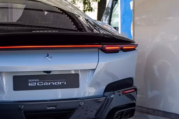 Ferrari cho biết 12Cilindri bản không mở mui sẽ sử dụng hộp số ly hợp kép 8 cấp, xe có thể tăng tốc từ vị trí xuất phát lên 100 km/h trong 2,9 giây, 0-200 km/h trong 7,9 giây và đạt tốc độ tối đa 340 km/h.