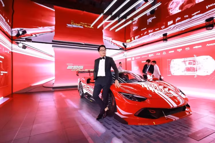 Sự kiện Universo Ferrari trong năm nay đã lần đầu tiên được tổ chức tại 1 quốc gia Asean, đó là Thái Lan, và Bangkok được chọn để làm nơi thỏa sức sáng tạo của hãng xe Ý, đến với các khách hàng của mình. Và đại gia siêu xe Hoàng Kim Khánh cũng tham dự với tư cách khách mời.