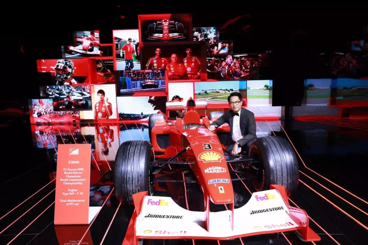 Một bên của cánh lướt gió có thể nghiêng tới 10° ở tốc độ 60 km/h để hoạt động như phanh khí động học và tạo ra lực ép xuống 50 kg ở tốc độ cao.