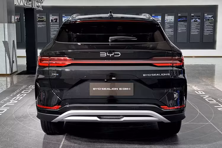 Nhờ đó, pin của xe chỉ cần 35 phút để sạc từ 30% lên 80%. Bộ sạc chậm AC của xe có công suất sạc 6,6 kW. Theo nhân viên tư vấn bán hàng tại đại lý, mức giá xe BYD Sealion 6 DM-i ở Việt Nam khởi điểm chỉ hơn 700 triệu đồng. Hiện đại lý cũng đã bắt đầu nhận cọc cho mẫu xe này.