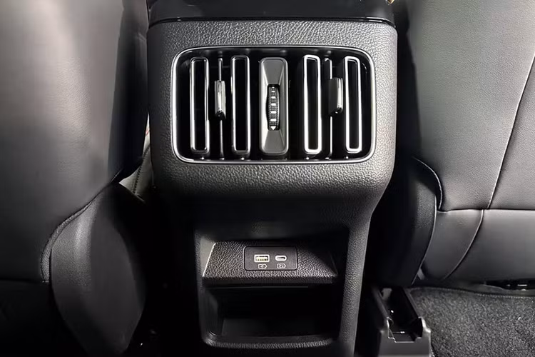 Trang bị an toàn của xe cũng khá đa dạng với camera 360 độ, 6 túi khí, hệ thống cân bằng điện tử, phanh khẩn cấp tự động, hệ thống kiểm soát hành trình thích ứng, hỗ trợ đưa xe vào giữa làn đường, cảnh báo va chạm phía sau, nhận biết biển báo giao thông, cảnh báo điểm mù, cảnh báo phương tiện cắt ngang phía trước/sau tích hợp tự động phanh, cảnh báo va chạm khi mở cửa và đèn pha tự động.