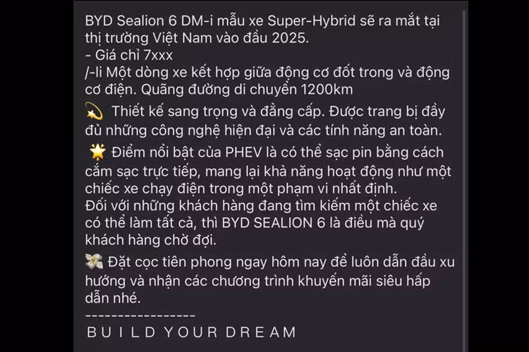 Chính giữa hốc gió trung tâm là hộp chứa cảm biến để phục vụ các tính năng an toàn chủ động ADAS. Thêm vào đó là cụm đèn pha LED gọn gàng với dải đèn LED định vị ban ngày phía dưới. Ở hai góc đầu xe còn có khe gió nằm dọc, trang trí bằng hai nan mạ crôm.