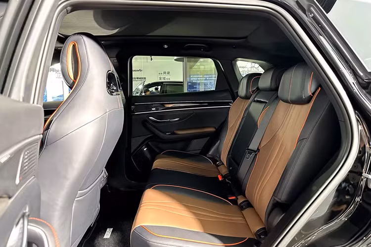 Kính cửa sổ cách âm 2 lớp ở hàng ghế trước, cửa sổ trời toàn cảnh Panorama, bảng đồng hồ kỹ thuật số 12,3 inch, màn hình cảm ứng trung tâm 12,8 inch có thể xoay 90 độ, hỗ trợ kết nối Apple CarPlay/Android Auto, điều hòa tự động 2 vùng, ghế chỉnh điện/bọc giả da, sạc điện thoại không dây chuẩn Qi, hệ thống âm thanh Infinity 9 loa và cửa cốp chỉnh điện.