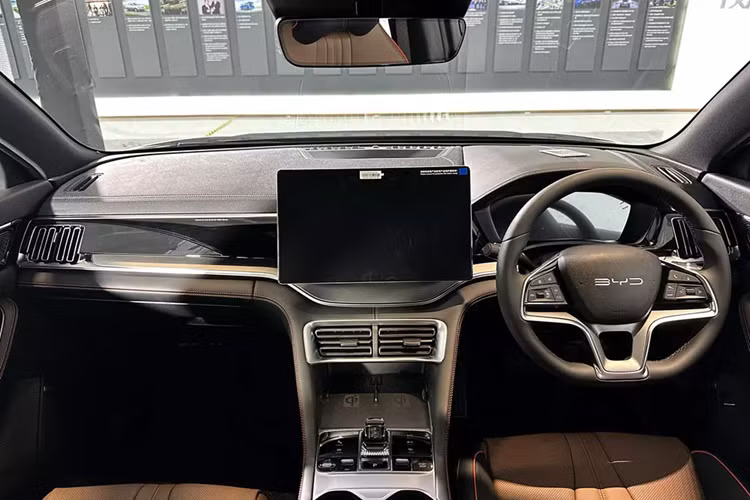 Ở khu vực bên sườn, BYD Sealion 6 DM-i được trang bị đường dập gân kéo dài từ đèn pha đến đèn hậu, đường chân kính mạ crôm và bộ vành hợp kim đa chấu, phay xước 2 màu. Đằng sau BYD Sealion 6 DM-i xuất hiện cụm đèn hậu LED với thiết kế nối liền hai bên, nằm vắt ngang đuôi xe.