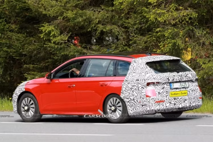 Người dùng vẫn đang mong chờ hai mẫu xe tiếp theo là Skoda Superb và Octavia, lần lượt thuộc phân khúc sedan hạng D và C tại Việt Nam. Hiện thông tin về hai mẫu sedan này vẫn còn hạn chế, khiến nhiều người dùng khá tò mò.