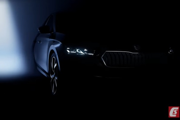 Dù chưa chia sẻ nhiều thông tin, nhưng theo đoạn video có thể thấy Octavia facelift đã được nâng cấp khá nhiều từ ngoại thất, nội thất cho đến động cơ. Theo đó, Skoda Octavia 2024 mới gây ấn tượng với lưới tản nhiệt mới đi cùng cản trước được tích hợp hốc gió nổi bật hơn và cụm đèn pha được làm lại.