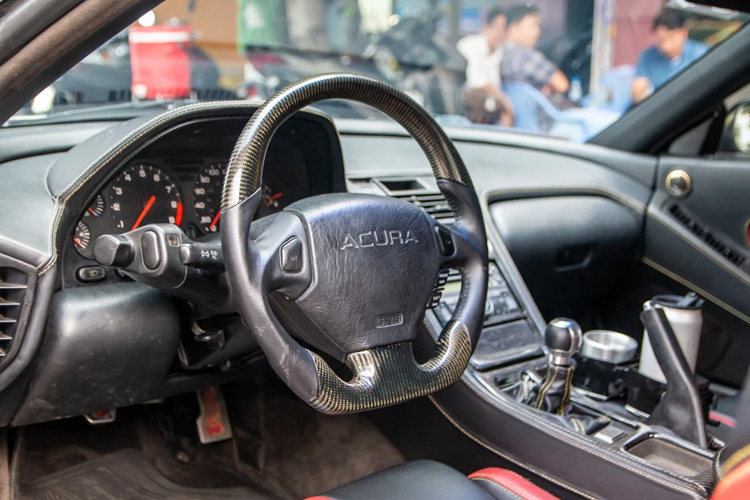 Bộ mâm là loại đa chấu được sơn xám, đi kèm cùm phanh màu xanh lá. Bên trong nội thất, xe được bọc da màu đen, đi kèm những đường sọc màu đỏ và chỉ khâu màu vàng tạo điểm nhấn. 