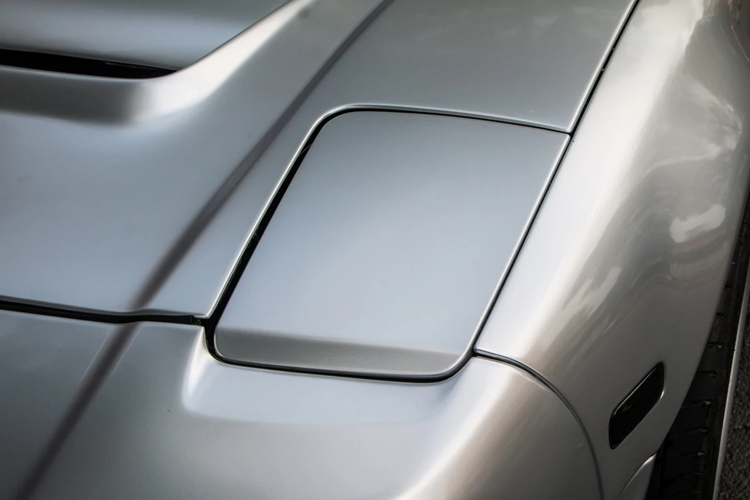 Honda cũng mạo hiểm trong việc lựa chọn cấu hình động cơ đặt giữa cho NSX, vốn không phải thứ hãng làm tốt, mà là các hãng xe châu Âu. Hãng xe Nhật Bản chọn cách học hỏi từ mẫu xe đua McLaren-Honda MP4/4, vốn sở hữu tỷ lệ phân bổ khối lượng 42:58 giữa trục trước và trục sau. 