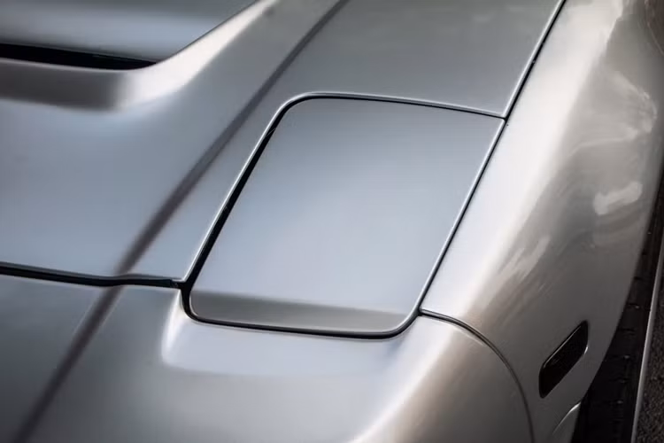 Honda cũng mạo hiểm trong việc lựa chọn cấu hình động cơ đặt giữa cho NSX, vốn không phải thứ hãng làm tốt, mà là các hãng xe châu Âu. Hãng xe Nhật Bản chọn cách học hỏi từ mẫu xe đua McLaren-Honda MP4/4, vốn sở hữu tỷ lệ phân bổ khối lượng 42:58 giữa trục trước và trục sau. 