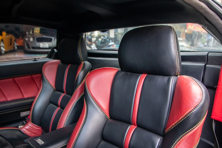 Vô lăng là dạng 3 chấu, được ốp carbon một phần, tích hợp cả nút bấm điều chỉnh nhanh dù được sản xuất từ năm 1991. Các nút bấm khác được gói gọn hết ở phía sau vô lăng để người lái tập trung, không đặt ở bảng điều khiển trung tâm như những mẫu xe phổ thông. 