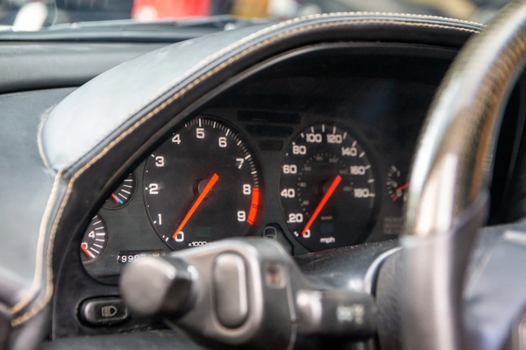 Buồng lái lấy cảm hứng từ xe đua F1 và máy bay chiến đấu F-16 Falcon. Kiểu thiết kế này cho tầm nhìn tốt ở mọi góc, và sau này được phát triển thành buồng lái hình giọt nước ở những mẫu siêu xe hiện đại. 