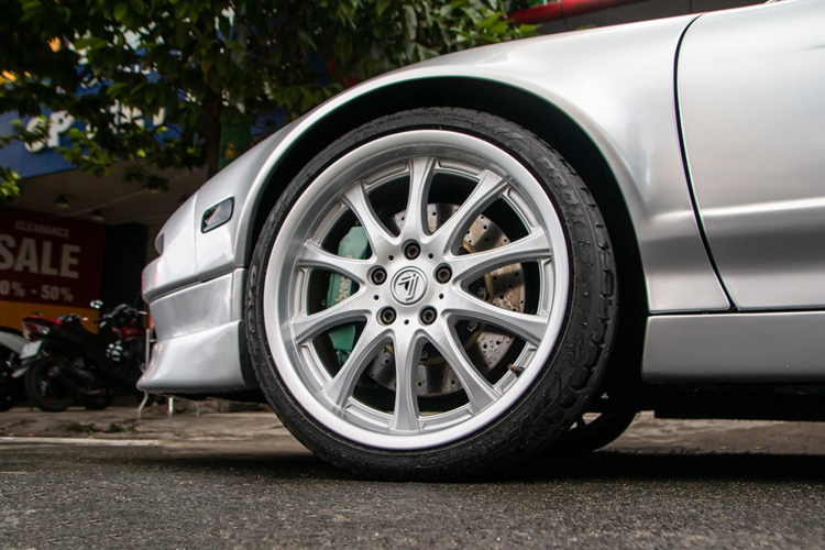 Acura NSX hàng hiếm đời 1991 tịa Việt Nam này sở hữu thiết kế đèn pha dạng "mắt ếch", có thể đóng/mở. Đây là thiết kế đèn pha đặc trưng của nhiều mẫu siêu xe ở thế kỷ 20, mang đến tính khí động học tốt hơn khi không sử dụng đến. 