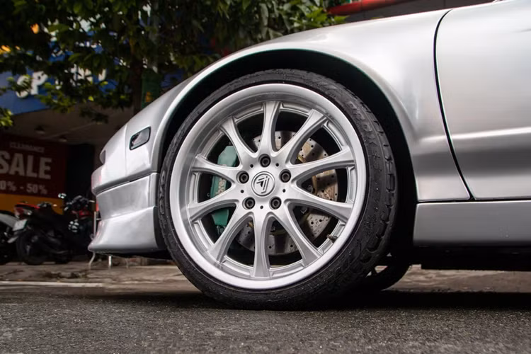 Acura NSX hàng hiếm đời 1991 tịa Việt Nam này sở hữu thiết kế đèn pha dạng "mắt ếch", có thể đóng/mở. Đây là thiết kế đèn pha đặc trưng của nhiều mẫu siêu xe ở thế kỷ 20, mang đến tính khí động học tốt hơn khi không sử dụng đến. 