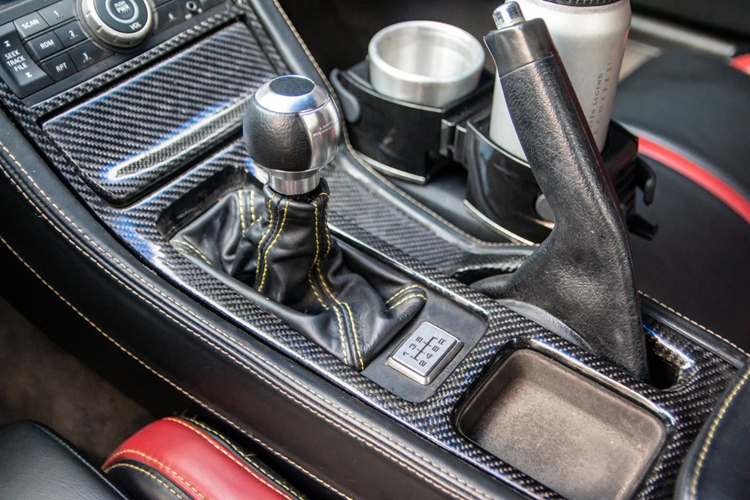 Cụm đồng hồ bao gồm nhiều đồng hồ analog. Xe dùng hệ đo lường mph (dặm/giờ) do nhập khẩu từ thị trường Mỹ. Xe sử dụng hộp số sàn 6 cấp, bảng hướng dẫn đặt cạnh cần số thay vì trên tay nắm, đi kèm với hệ dẫn động cầu sau. 