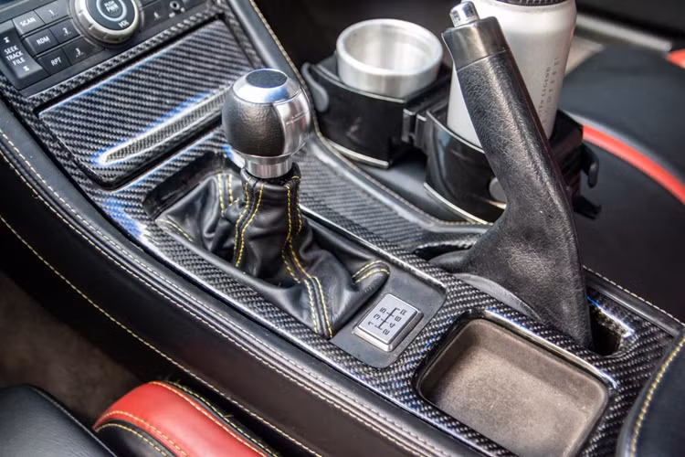 Cụm đồng hồ bao gồm nhiều đồng hồ analog. Xe dùng hệ đo lường mph (dặm/giờ) do nhập khẩu từ thị trường Mỹ. Xe sử dụng hộp số sàn 6 cấp, bảng hướng dẫn đặt cạnh cần số thay vì trên tay nắm, đi kèm với hệ dẫn động cầu sau. 