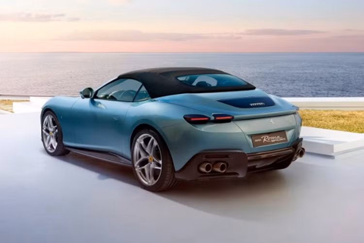 Đèn pha LED thích ứng hoàn toàn được tôn lên bởi một dải sáng ngang gợi liên tưởng đến cấu trúc khung của xe. Là bản mui trần nhưng hãng xe nước Ý không trang bị mui cứng 2 mảnh dạng xếp như “đàn anh” SF90 Spider.