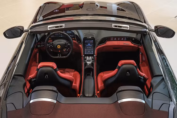 Đĩa phanh trước 390 mm và đĩa phanh sau 360 mm. Về nội thất, khoang cabin của Roma Spider không có nhiều sự thay đổi so với bản thường. Là mẫu xe coupe 2+, hàng ghế thứ 2 của Ferrari Roma khá khiêm tốn, chỉ dùng để một chút đồ đạc cá nhân hơn là dành cho người ngồi.