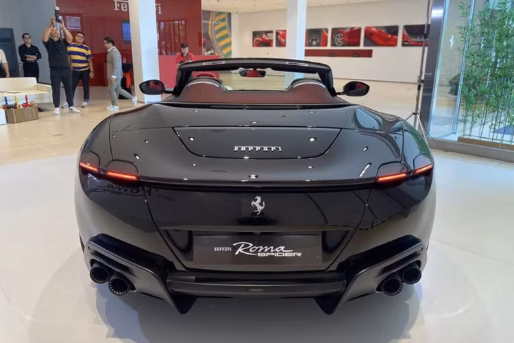 Chiếc Ferrari Roma Spider 2024 mui trần được khoác lên mình những đường nét thiết kế kéo dài từ nắp ca-pô phía trước, làm nổi bật các đường nét hai bên hông xe và khoang lái thấp dần về phía sau.