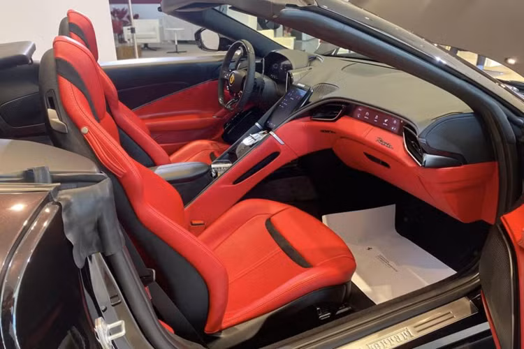 Thay vào đó, Ferrari đã sử dụng mui mềm bằng vải để tối ưu trọng lượng cho xe. Phần mui mềm bằng vải 5 lớp của Roma Spider có thể đóng/mở trong 13,5 giây ở tốc độ dưới 60 km/h.