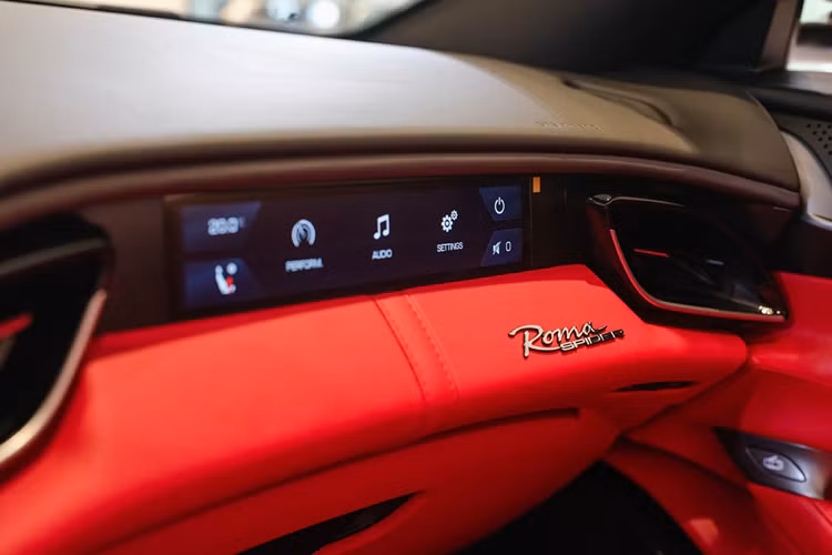 Bên cạnh đó, nếu người dùng phía sau muốn hạ mui xuống, thì chỉ cần ấn vào bộ điều hướng gió đặc biệt, tích hợp trên tựa lưng của hàng ghế. Siêu xe Ferrari Roma Spider được trang bị bộ mâm có kích cỡ 20-inch đi kèm với lốp trước 245/35ZR20 và lốp sau 285/35ZR20.