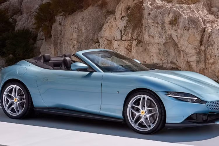 Bên cạnh đó, khách hàng có thể bổ sung tùy chọn sưởi ấm cổ với ghế thể thao điều khiển điện 18 hướng. Xe vẫn sở hữu các trang bị như: bảng đồng hồ taplo kỹ thuật số 16 inch và màn hình trung tâm đặt dọc 8.4 inch.