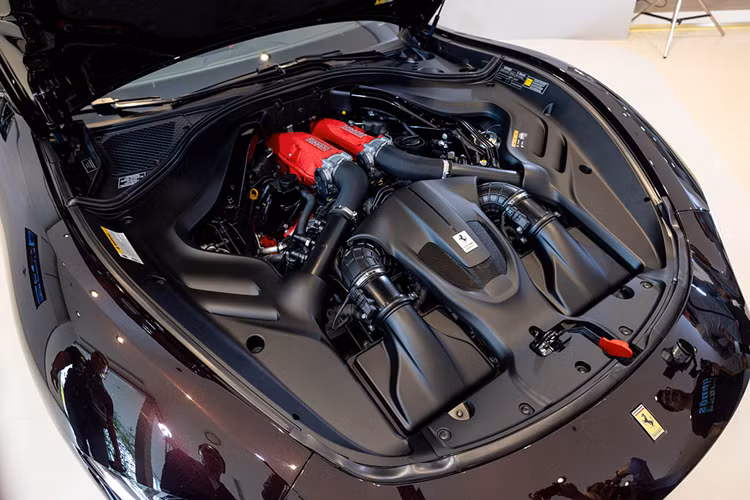 Khoang lái được thiết kế hiện đại, cuốn hút và cân xứng với kiểu đường bao phân chia tách biệt giữa người lái và hành khách. Bệ trung tâm liền lạc và thuôn dốc về sau khiến có cảm giác như ngồi trên một phi thuyền tương lai.