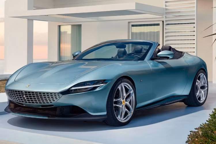 Để nhấn mạnh chủ nghĩa tối giản nhưng vẫn đảm bảo sự sang trọng trọng cho chiếc xe, tất cả các chi tiết không cần thiết đã được loại bỏ: ví dụ, hệ thống tản nhiệt được đảm bảo bởi các lỗ thông khí được tạo hình trên một bề mặt.