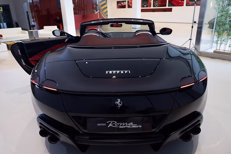 Sức mạnh này giúp siêu xe Ferrari Roma Spider có khả năng tăng tốc từ 0-100 km/h trong 3,4 giây và từ 0-200 km/h trong 9,3 giây, trước khi đạt tốc độ tối đa trên 320 km/h. Tại Việt Nam, khách hàng mua Ferrari Roma Spider sẽ được áp dụng chương trình bảo dưỡng kéo dài đến 07 năm.