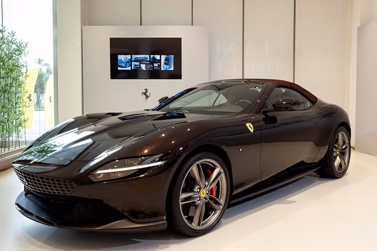 Cung cấp sức mạnh cho Ferrari Roma Spider là động cơ V8 twin-turbo đặt trước, khác biệt với cấu hình động cơ đặt giữa phía sau của các siêu xe thể thao Ferrari khác.