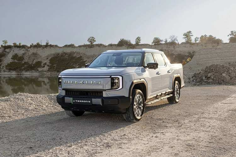 Maxus dự kiến sẽ bắt đầu mở bán mẫu xe bán tải thuần điện này tại thị trường Châu Âu vào quý IV/2024. Hiện mức giá xe Maxus eTerron 9 2025 vẫn chưa được công bố chính thức nhưng chắc chắn sẽ rẻ hơn nhiều so với các ông lớn khác.