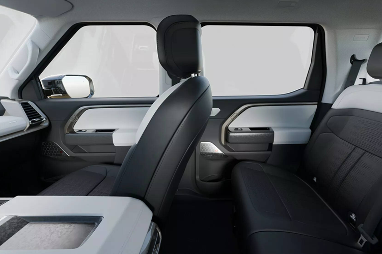 Hệ thống sạc nhanh DC có công suất tối đa 115 kW cho phép chiếc xe sạc pin từ 20% lên 80% chỉ trong khoảng 40 phút. Chức năng Vehicle to Load (V2L) cho phép chiếc xe trở thành nguồn cấp năng lượng với nhiều ổ cắm có công suất 2,2 kW và 6,6 kW.