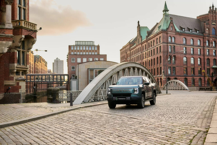 Về kích thước, Maxus eTerron 9 sở hữu chiều dài tổng thể là 5.500 mm, tức là nhỉnh hơn 140 mm so với Ford Ranger và 175 mm so với Toyota Hilux. Xe được trang bị hệ dẫn động bốn bánh toàn thời gian với 2 mô-tơ điện cho ra tổng công suất 442 mã lực (325 kW), khả năng tăng tốc từ 0-100km/h chỉ trong 5,8 giây.