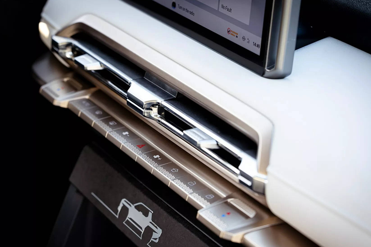 Phần ghế trước của chiếc xe có khả năng gập xuống để tạo thành bệ phẳng, có chiều dài lên tới 1.700 mm. Rải rác bên trong cabin xe còn 20 ngăn chứa đồ tiện dụng.