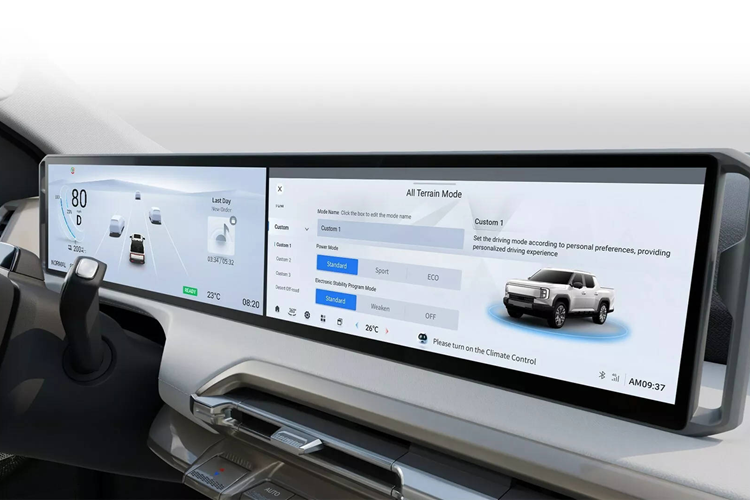 Không gian nội thất ấn tượng với lớp da bọc hai tông màu và 2 màn hình nằm chung một dải, nối từ sau vô-lăng 2 chấu ra giữa táp-lô. Các điểm nhấn bằng kim loại tạo sự sang trọng cho xe. eTerron 9 có ghế lái chỉnh điện 8 hướng, tích hợp làm mát và massage.
