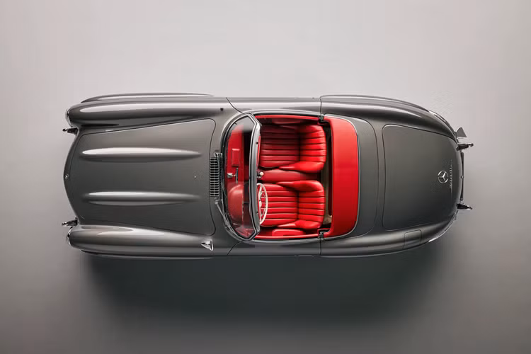 Ngoài ra, 300SL từ lâu đã là mẫu xe biểu trưng cho sự phát triển với kỹ thuật tiên tiến và thiết kế tuyệt đẹp, 300SL vẫn được đánh giá cao trong giới sưu tập xe trên toàn thế giới.