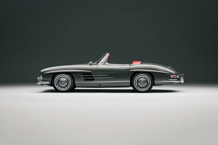 Ở thời điểm ra mắt, Mercedes-Benz 300SL Roadster mui trần mang trên mình nhiều công nghệ mà sau này đã trở nên phổ biến trong ngành công nghiệp ô tô bao gồm hệ thống phun nhiên liệu và khung gầm khung hình ống thừa hưởng từ xe đua.