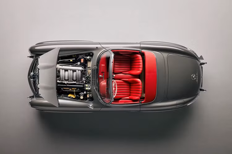 W194 đã từng giành chiến thắng tải các giải đua Le Mans 24 Hours, giải đua Nürburgring Jubilee Grand Prix và giải đua Carrera Panamericana dài 3.100 km xuyên Mexico. Chiếc 300SL Roadster của Hilton &amp; Moss được bán ra lần đầu tại Mỹ, sau đó đã được bán đến Đức và cuối cùng là Anh.