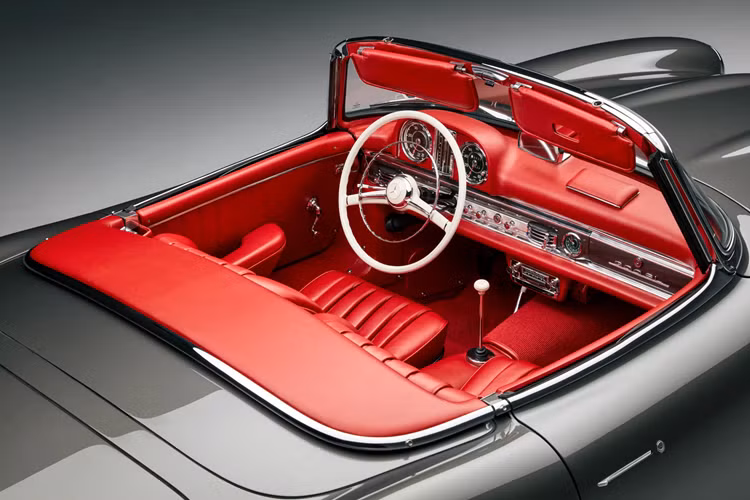 Tất cả công việc được thực hiện bởi các kỹ thuật viên chuyên nghiệp của Hilton &amp; Moss tại Bishop’s Stortford. Mẫu xe 300SL Roadster có nguồn gốc xe đua W194. Nguồn gốc của huyền thoại 300SL bắt đầu với cỗ máy đua phi thường này và xe đua từng giành được chuỗi chiến thắng đáng chú ý trong mùa thi đấu đầu tiên.