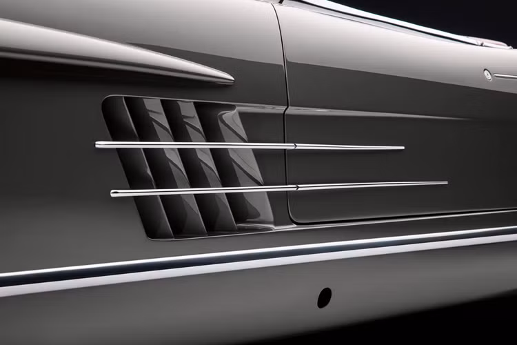 Với mong muốn khôi phục lại vẻ đẹp bóng bẩy nhất của chiếc 300SL Roadster, chiếc xe đã được đưa đến Hilton &amp; Moss để tiến hành phục hồi toàn bộ cấu trúc, nội thất và máy móc. Nhóm Hilton &amp; Moss đã tận dụng kiến thức sâu rộng của họ về các mẫu xe Mercedes-Benz truyền thống để biến chiếc xe thành một chiếc xe hoàn mỹ.