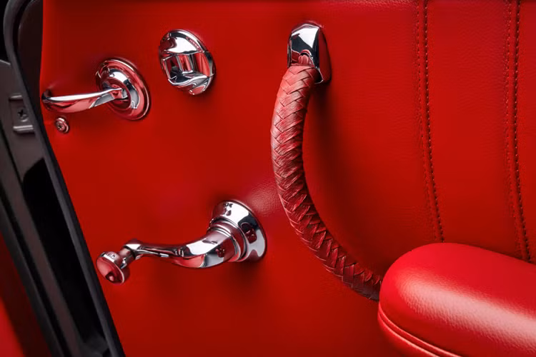 Sau khi tháo dỡ toàn bộ chiếc xe, nhóm bắt đầu sửa chữa các tấm thân xe nguyên bản dựa trên bộ thông số kỹ thuật chính xác của nhà máy. Sau đó, ngoại thất của xe đã được sơn lại với màu xám Anthracite Grey.