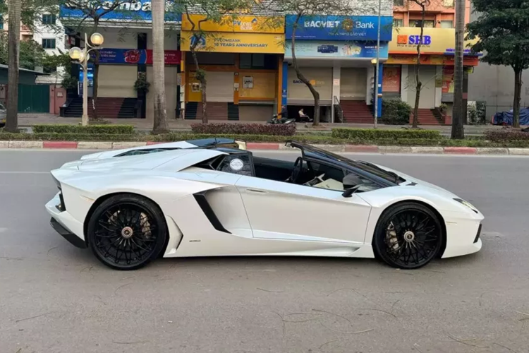 Mui xe Lamborghini Aventador Roadster chỉ nặng khoảng 6 kg và được cố định bằng 1 chốt gạt đặt trên đầu ghế ngồi. Khoang hành lý phía trước sẽ dùng để chứa mui xe. Bên cạnh sự thay đổi này, phiên bản Aventador LP700-4 Roadster còn có một cửa sổ nhỏ phía sau 2 ghế ngồi.