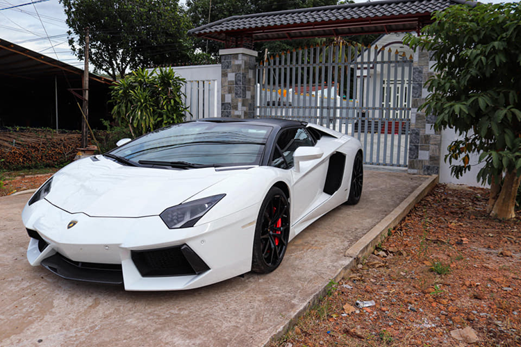 Hệ truyền động trên siêu xe mui trần Lamborghini Aventador LP700-4 Roadster vẫn là khối động cơ V12, dung tích 6.5 lít, tạo ra công suất tối đa 690 mã lực tại vòng tua máy 8.250 vòng/phút và mô-men xoắn cực đại 690 Nm tại vòng tua máy 5.500 vòng/phút.