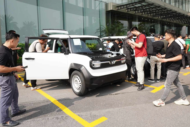 Tương tự các mẫu ôtô điện khác của VinFast, VF3 cũng được áp dụng chính sách bảo hành chính hãng tốt bậc nhất thị trường, với thời hạn 7 năm hoặc 160.000 km cho xe (tùy điều kiện nào đến trước), và 8 năm không giới hạn km cho pin.